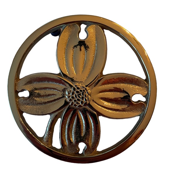 Virginia Metalcrafters Solid Brass Gold Signed Dogwood Flower Trivet, MCM 1950 - Picture 2 of 6